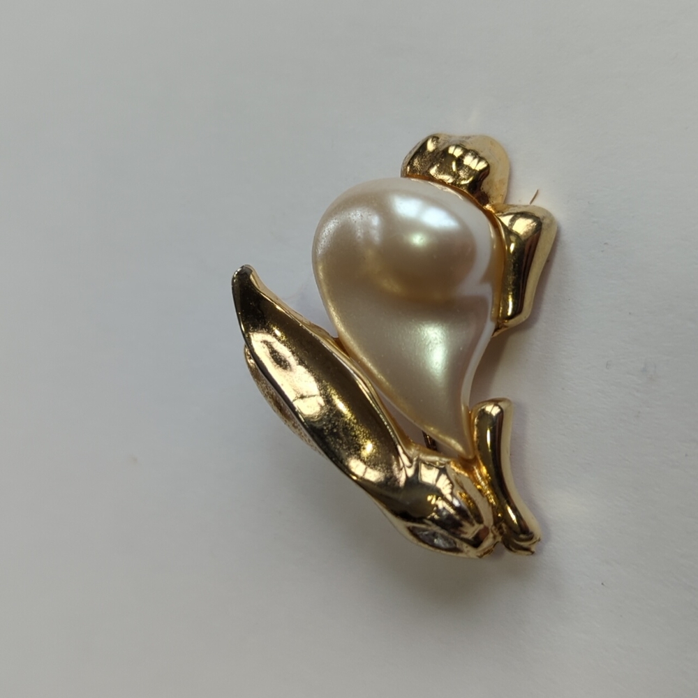 Vintage MARVELLO Gold Pearl Rabbit Brooch Pin